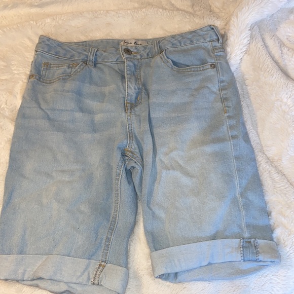 LIKE NEW DENIM SHORTS - Picture 3 of 3